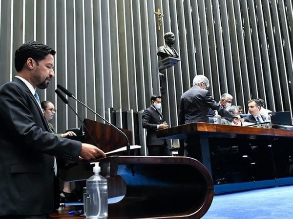 Senado aprova repasse de precatórios do Fundeb para pagamento de professores