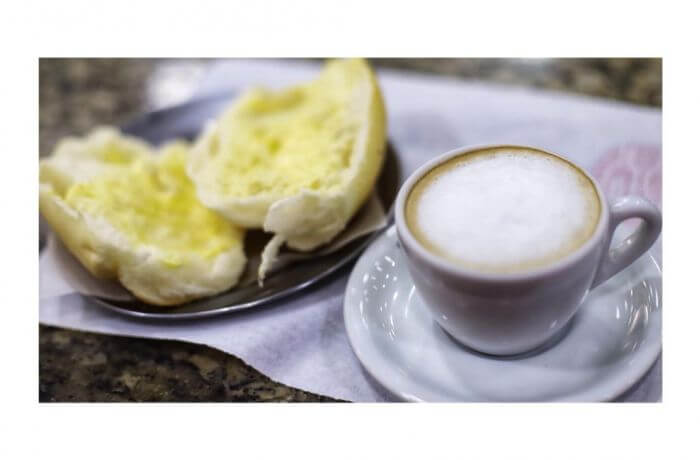 Café com leite e pão com margarina ficam mais distantes da mesa dos brasileiros