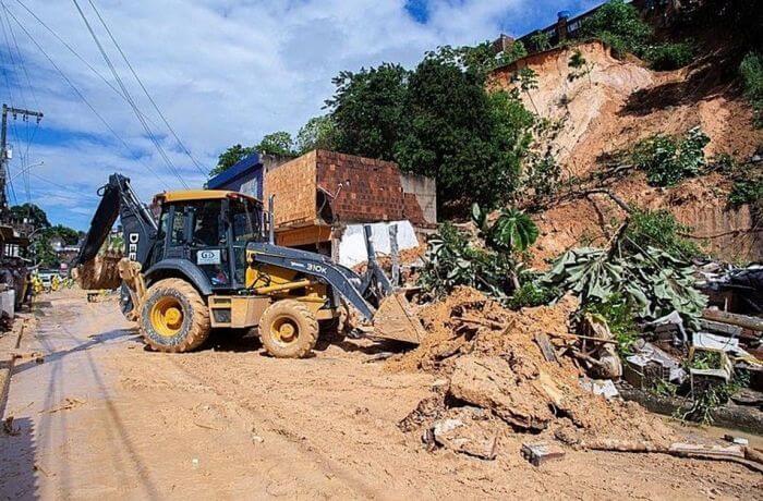 Recife: Bolsonaro corta 45% de verba de combate a desastres e ‘lamenta’ catástrofe’