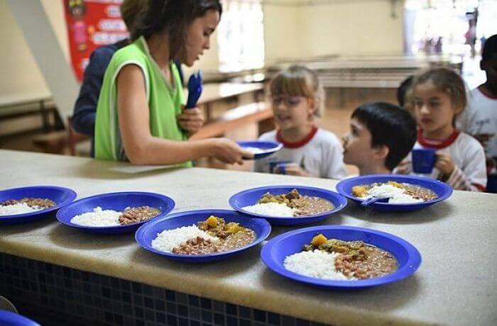 Veto do governo ao reajuste do PNAE piora quantidade e qualidade da merenda escolar