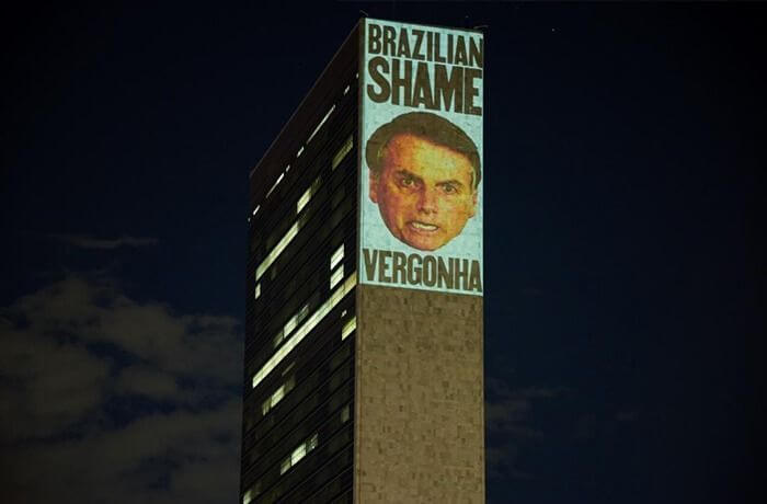 Mentiroso, vergonha do Brasil; projeção no prédio da ONU recepciona Bolsonaro em NY