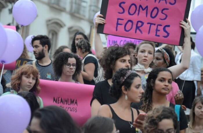 De olho no voto, Bolsonaro mente ao afirmar que tem política para mulheres