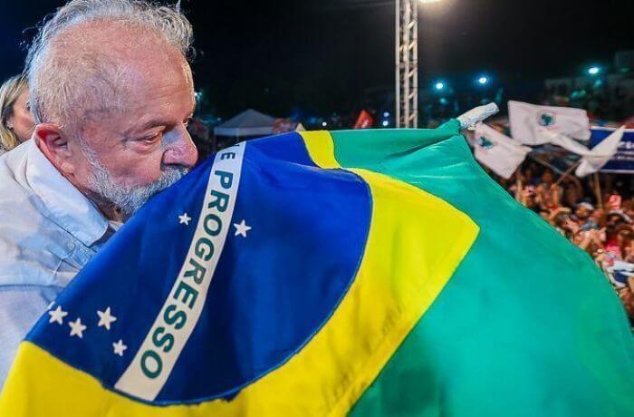 Após vencer perseguição política e o fascismo, Lula volta à Presidência